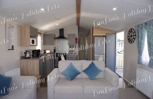 Dogdyke House | LouLou's Hot Tub Holiday Lets at Tattershall Lakes. All prices include passes!