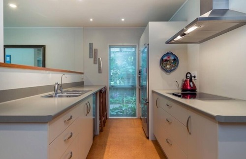 Lake Okareka House | LOUNGE TO LAWN TO LAKE - WATERFRONT
