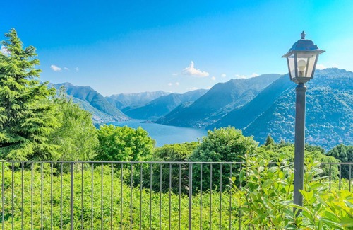 Como Apartment | Lovely apartment for 4 guests with pool, A/C, WIFI, TV and patio
