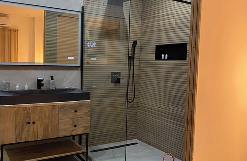 Istres Apartment | Love room/private jacuzzi/exceptional accommodation