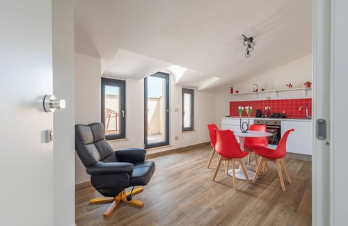 Marta Apartment | [Love Shelter] Attic Room Lake View WiFi Kitchen