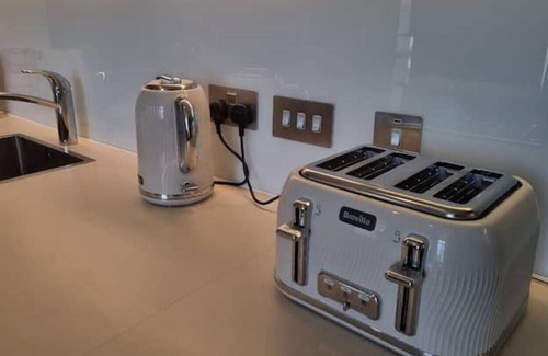 Golborne Apartment | Lovely 1 bed serviced apartment NW10 london