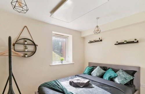 Rotherham Apartment | Lovely 1 bedroom unit with free parking
