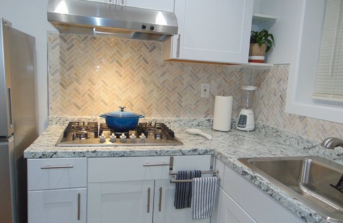 Industry Apartment | LOVELY 1- BEDROOM APARTMENT WITH FREE PARKING.