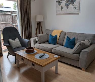 Newborough Apartment | Lovely 1 Bedroom House with Private Garden and Parking