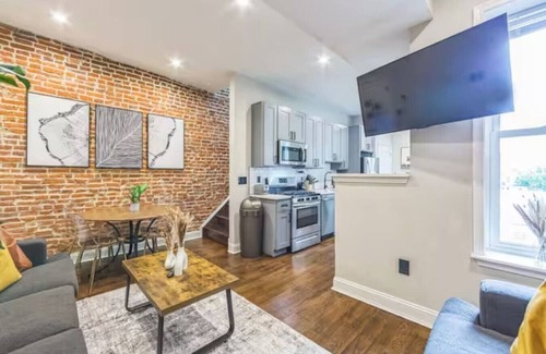 North Philadelphia West Apartment | Lovely 2/2 w/Patio | 10 mins to DT | Sleeps 10