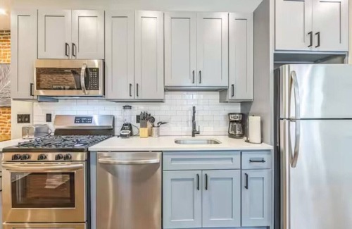 North Philadelphia West Apartment | Lovely 2/2 w/Patio | 10 mins to DT | Sleeps 10