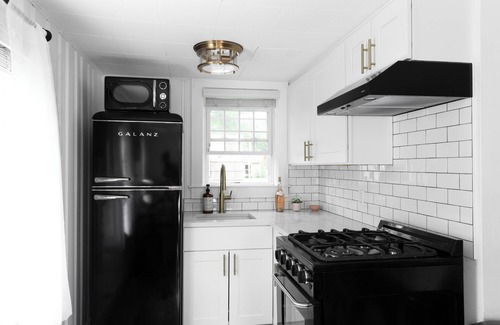 East Sandwich Cottage | Lovely 2 bedroom cottage in historic Sandwich w/WiFi, AC. Near beaches, Pets OK