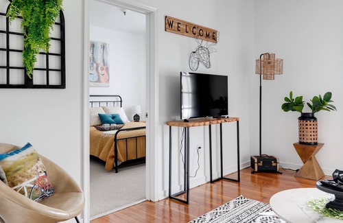 Fan District Apartment | Lovely 2 Bedroom in the Heart of The Fan