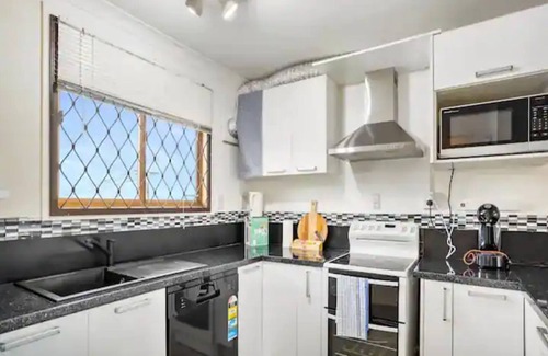 Eastern Beach House | Lovely 2-Bedroom Rental with Parking Zodiak Stays