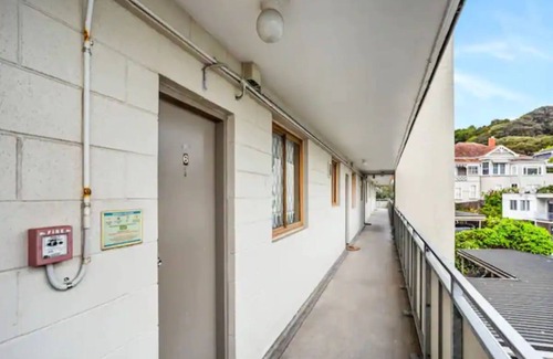 Eastern Beach House | Lovely 2-Bedroom Rental with Parking Zodiak Stays