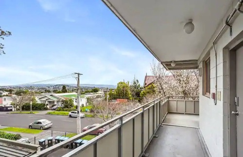 Eastern Beach House | Lovely 2-Bedroom Rental with Parking Zodiak Stays