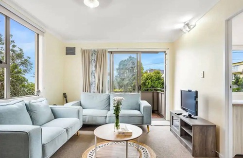 Eastern Beach House | Lovely 2-Bedroom Rental with Parking Zodiak Stays