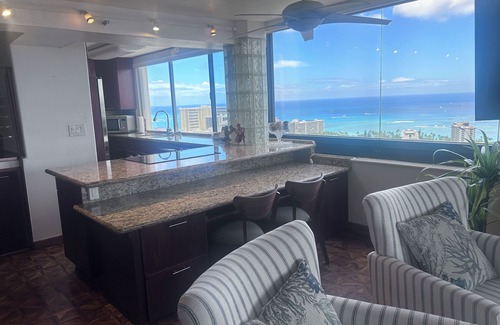 Waikiki Condo | Lovely 3-bed, 3-bath 46th floor penthouse condo with gorgeous views, and a lanai