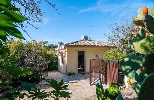Noto Marina House | Lovely 3-Bed Cottage in Noto