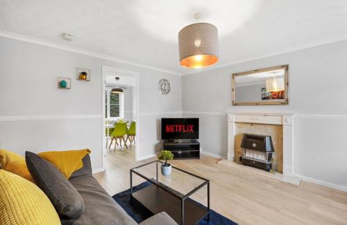 Bedford Apartment | Lovely 3 Bed Detached - Parking