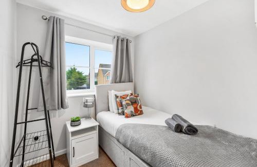 Bedford Apartment | Lovely 3 Bed Detached - Parking