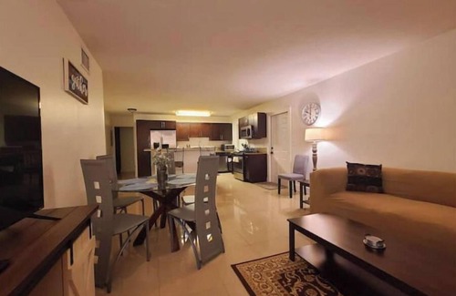 Riverside Park Apartment | Lovely 3-bedroom rental unit w/free parking - C4