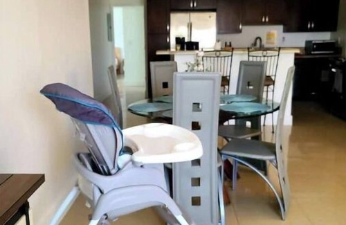 Riverside Park Apartment | Lovely 3-bedroom rental unit w/free parking - C4