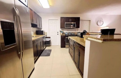 Riverside Park Apartment | Lovely 3-bedroom rental unit w/free parking - C4