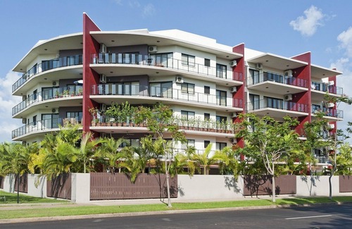 Cullen Bay Apartment | Lovely 3 bedroom apartment in the city