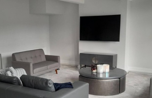 Trafford Apartment | Lovely 3 Bedroom Apartment in Hale.