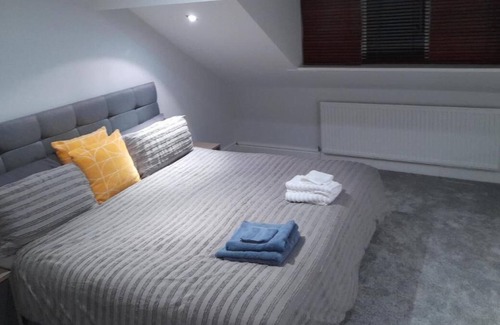 Trafford Apartment | Lovely 3 Bedroom Apartment in Hale.