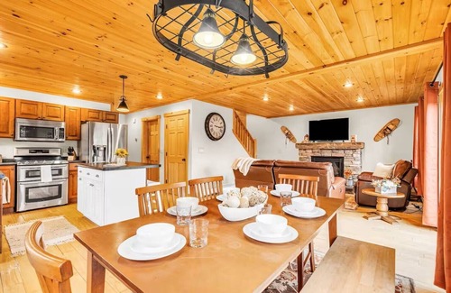 Sunday River Area Ski Chalet | Lovely 3-bedroom chalet in Bethel with hot tub