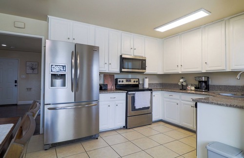 Raisin House | Lovely 3-bedroom house with AC/Heater in Fresno