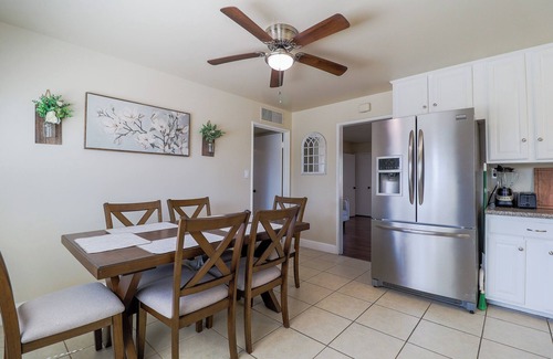 Raisin House | Lovely 3-bedroom house with AC/Heater in Fresno