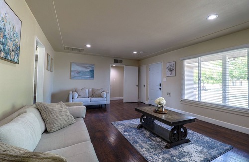 Raisin House | Lovely 3-bedroom house with AC/Heater in Fresno