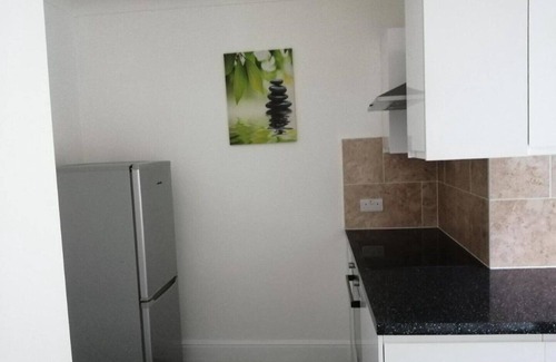 Havering Apartment | Lovely 3 Bedrooms Flat Near Romford Station With Free Parking