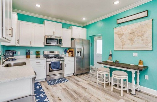 Sanders Beach House | Lovely 3BR Family Home | Near Beach | Balcony