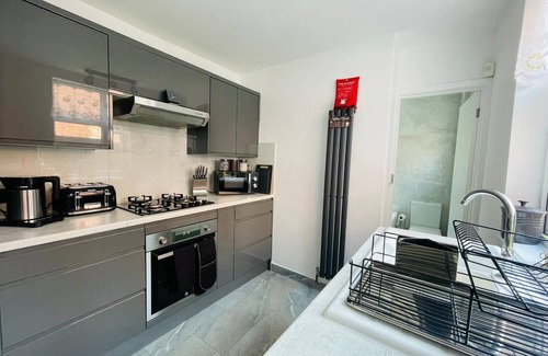 Luton House | Lovely 4-bed House in Luton