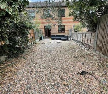 Newham Apartment | lovely 4 bedroom 2 bathroom home