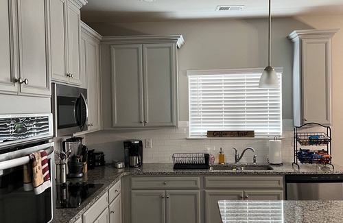 McDonough House | Lovely 4 Bedroom with Free Parking & Wi-Fi - 23mi from Airport