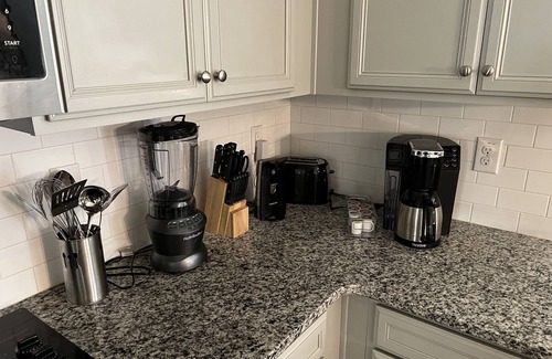 McDonough House | Lovely 4 Bedroom with Free Parking & Wi-Fi - 23mi from Airport