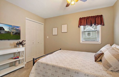 Antioch House | Lovely 4BR Lakeview House w/ Water Access