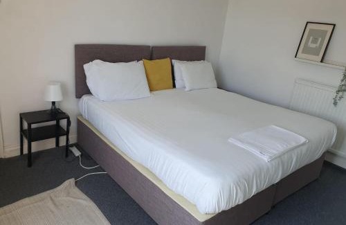 Earls Barton House | Lovely 5 Bedroom Home w Garden near Northampton