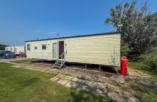 Mappleton Ski Chalet | Lovely 6 Berth Caravan At Skipsea Sands Park In Yorkshire Ref 41053Sf