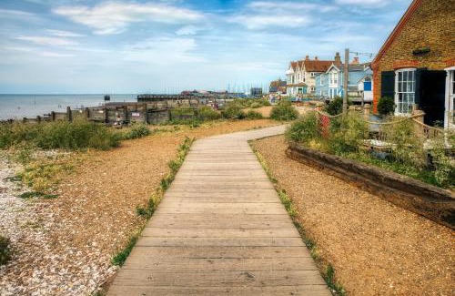 Leysdown-on-Sea Other | Lovely 8 Berth Caravan At Harts Holiday Park In Kent Ref 74066B