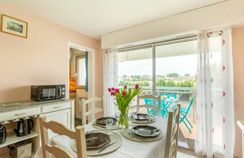 Meschers-sur-Gironde Apartment | Lovely apartment for 4 guests with WIFI, TV and balcony