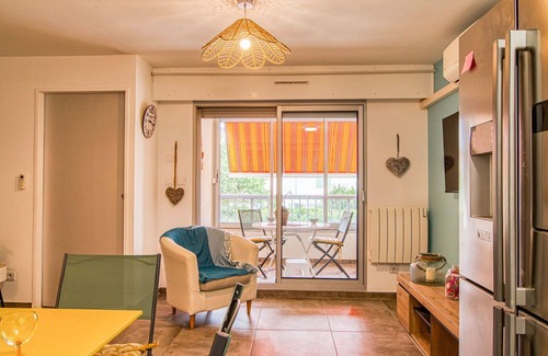 Le Brusc Apartment | Lovely apartment for 3 people with A/C, TV, terrace and pets allowed