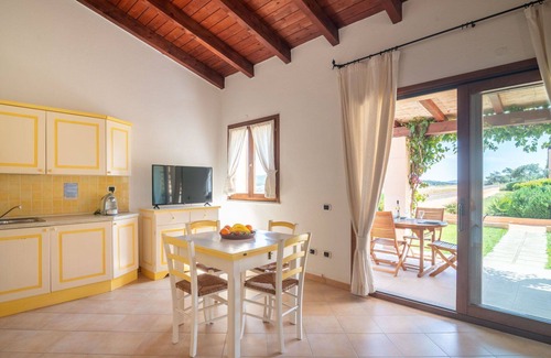 Porto Pozzo Apartment | Lovely apartment for 4 people with WIFI, A/C, TV, terrace, pets allowed and parking