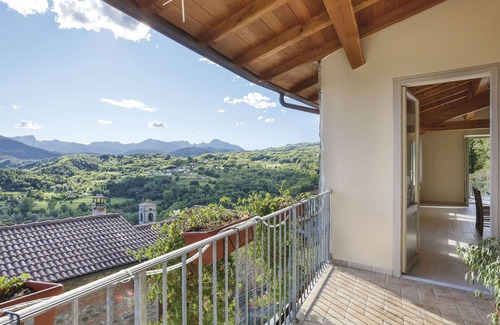 Villa Collemandina Villa | Lovely apartment in villa for 3 guests with WIFI, pool, terrace and pets allowed