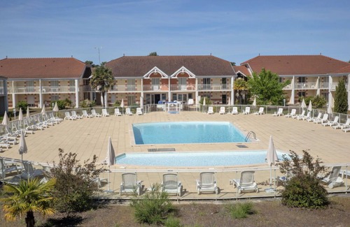 Le Verdon-sur-Mer Apartment | Lovely apartment for 6 people with pool, WIFI, TV, terrace and pets allowed