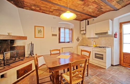 San Casciano in Val di Pesa Apartment | Lovely apartment for 4 people with pool, A/C, WIFI, TV and pets allowed, close to Greve In Chianti