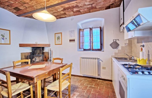 San Casciano in Val di Pesa Apartment | Lovely apartment for 4 people with pool, A/C, WIFI, TV and pets allowed, close to Greve In Chianti