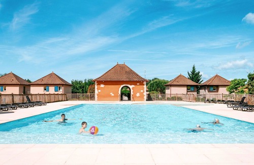 Prayssac Apartment | Lovely apartment for 6 guests with WIFI, pool, TV, terrace, pets allowed and parking