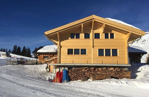 Lenk Apartment | Lovely apartment for 10 guests with TV and balcony